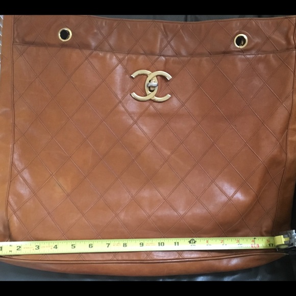 CHANEL.💯% authentic vintage leather bag-massive! - Picture 5 of 8